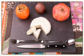 zwei Ecken mit einer Sharon-Frucht, einer Maracuja und einem Granatapfel